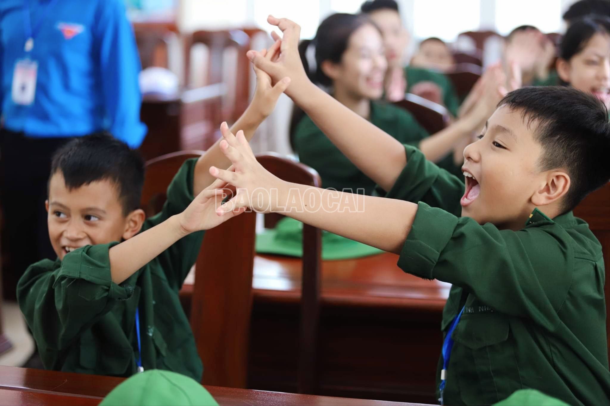 Bên cạnh các tiết học huấn luyện "căng thẳng", các chiến sỹ biên phòng "nhí" còn được giáo dục kỹ năng sống cùng các hoạt động và làm việc theo nhóm, kỹ năng sinh hoạt tập thể, xử lý tình huống... MTXX_MH20230709_171018291.jpg