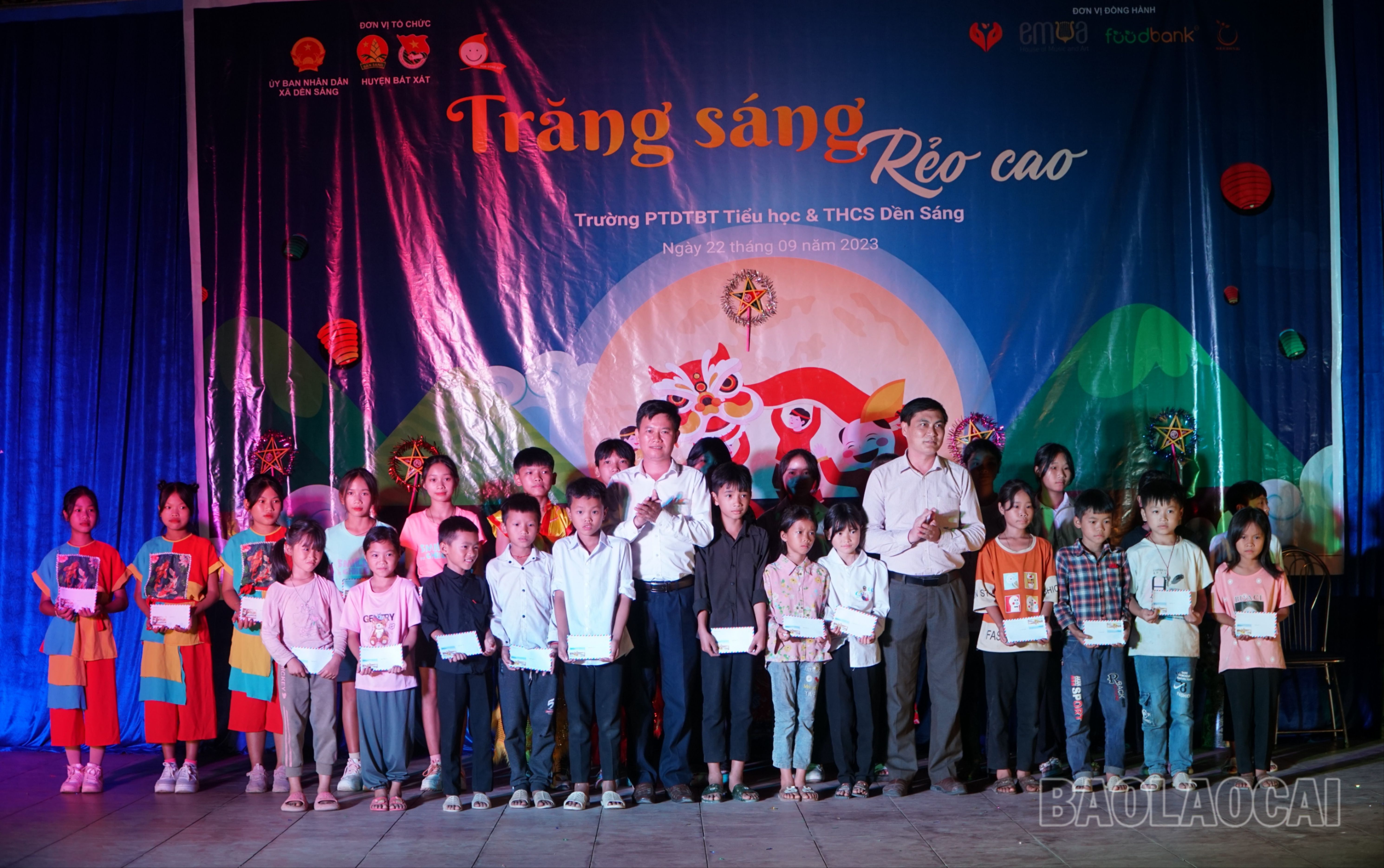 Nhiều công trình, phần quà ý nghĩa được trao tặng cho trẻ em xã Dền Sáng và trường học trên địa bàn. Trong đó, "Quỹ mùa đông ấm" trao tặng nhà tắm ấm trị giá 150 triệu đồng; Huyện đoàn Bát Xát trao tặng 1 công trình nhà vệ sinh trị giá 50 triệu đồng; Huyện đoàn, Hội đồng Đội huyện Bát Xát tặng 400 bộ đồng phục và nhiều phần quà cho học sinh có hoàn cảnh khó khăn... IMG_20230923_000643.jpg