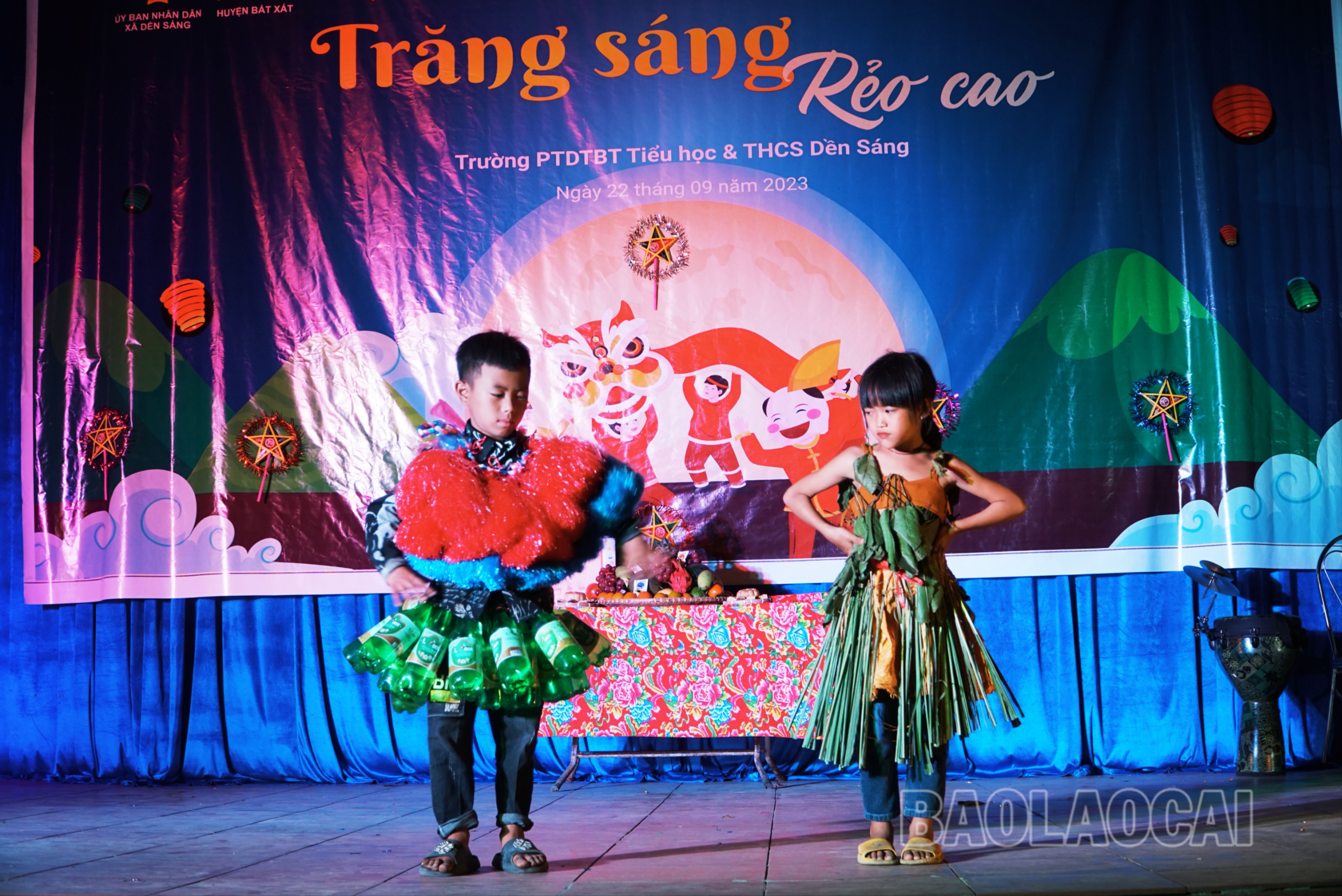 Học sinh trình diễn thời trang từ vật liệu tái chế. IMG_20230923_000546.jpg