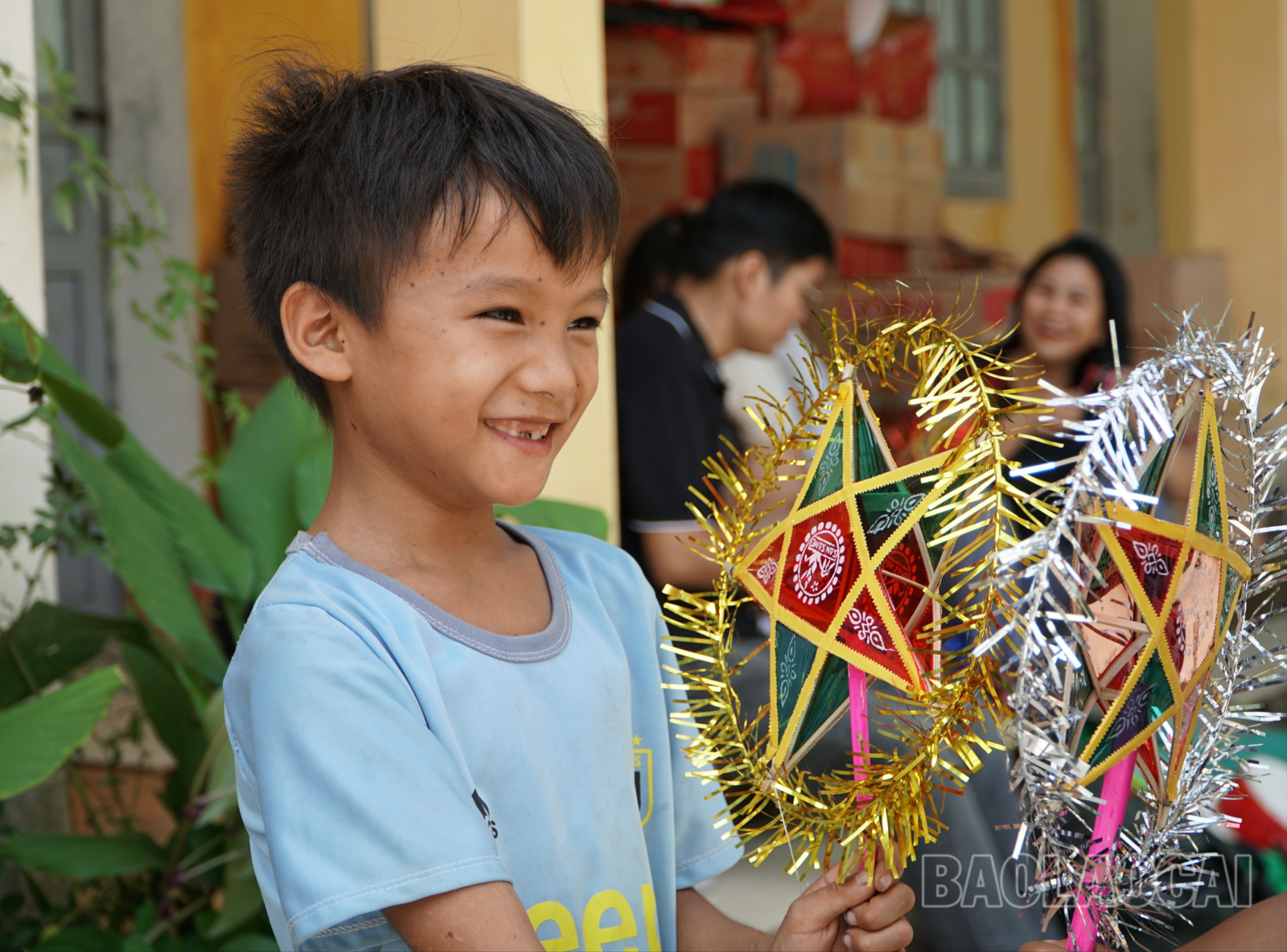 Em Lý Văn Thành được tặng chiếc đèn ông sao. IMG_20230923_000257.jpg