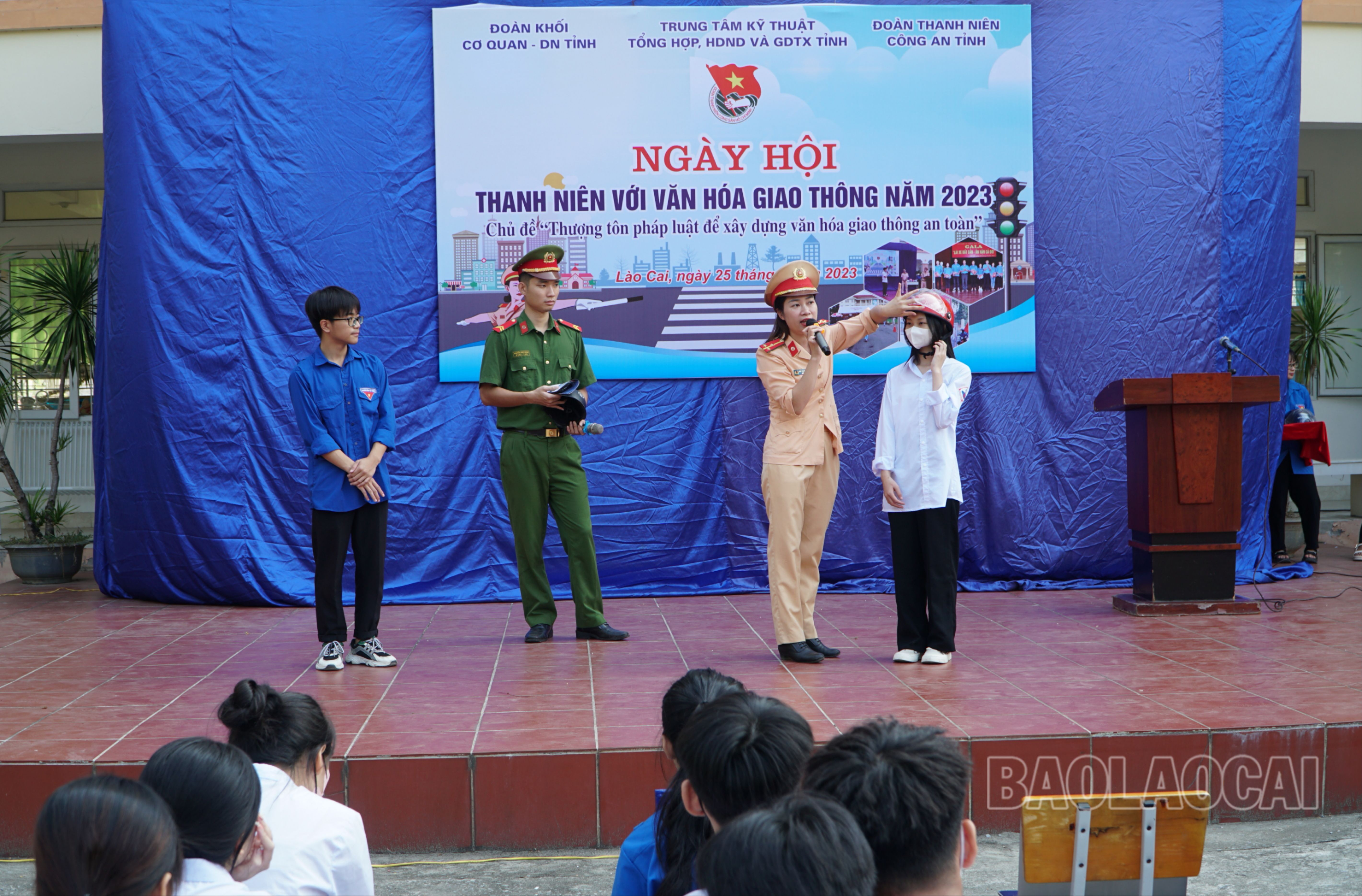 Báo cáo viên Phòng Cảnh sát giao thông Công an tỉnh tuyên truyền pháp luật về an toàn giao thông, hướng dẫn khẩu lệnh người điều khiển giao thông. IMG_20230925_102015.jpg