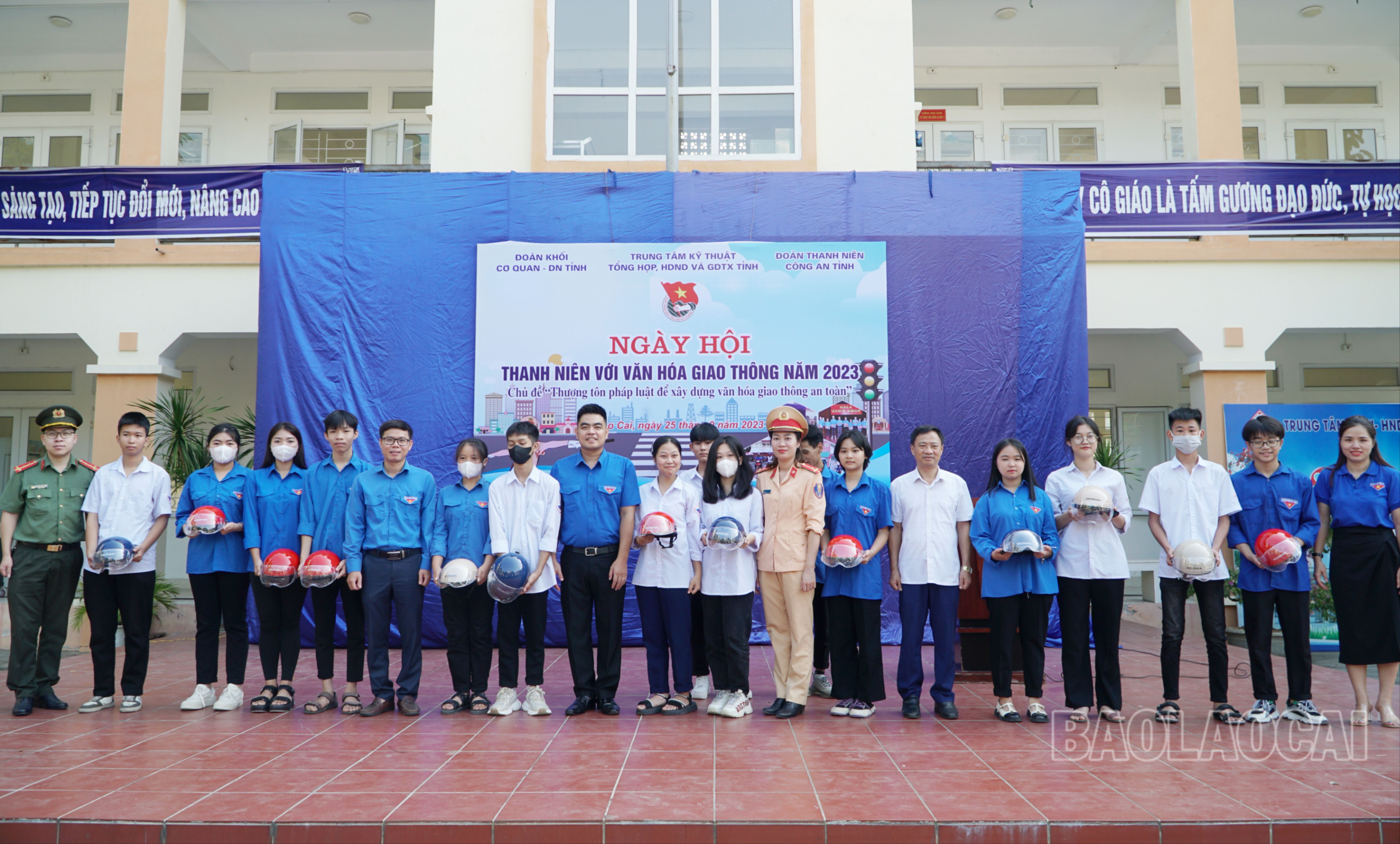 Ban tổ chức tặng 15 mũ bảo hiểm cho học sinh. IMG_20230925_101916.jpg