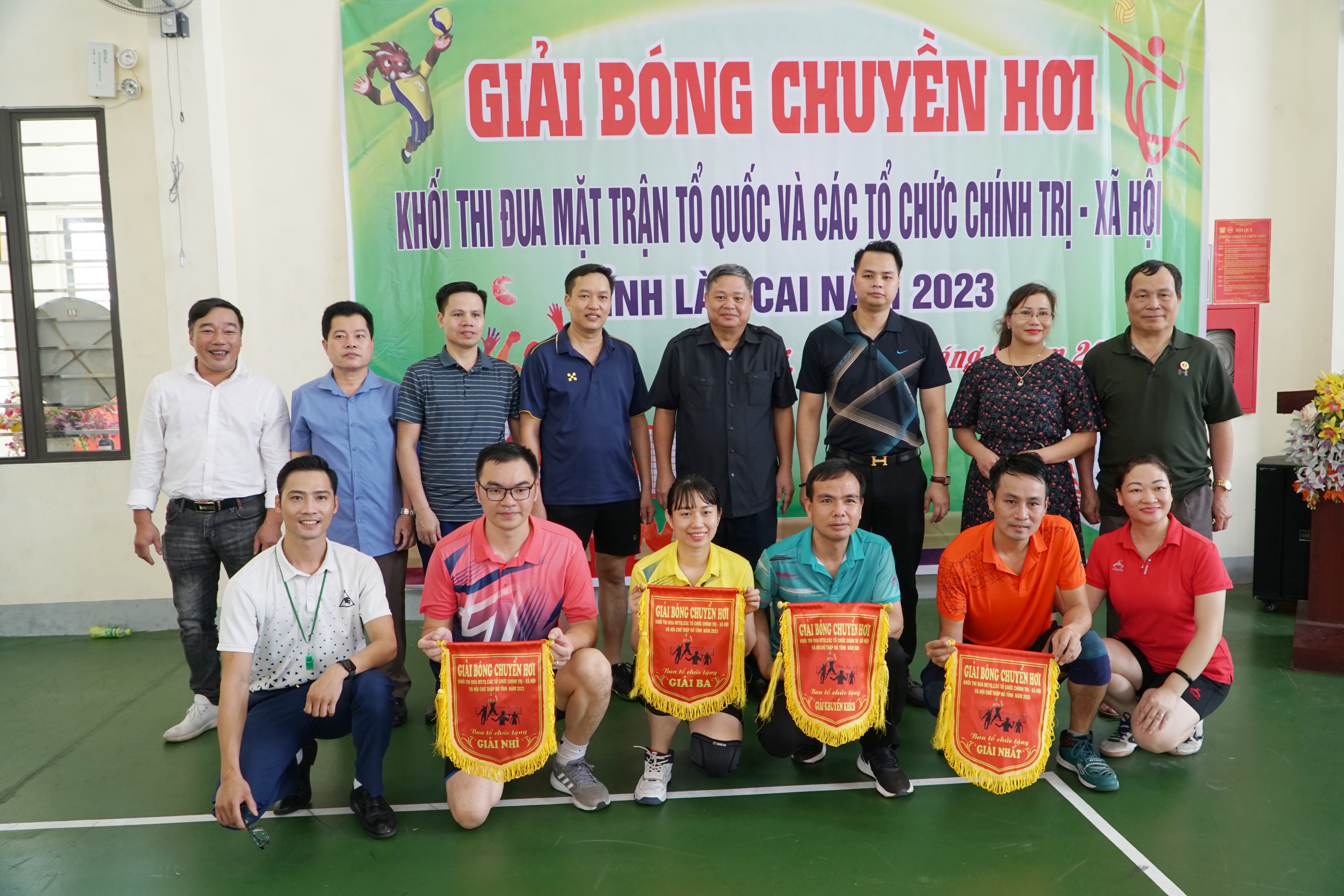Các đội bóng chụp ảnh lưu niệm với ban tổ chức. IMG_20230826_124512.jpg