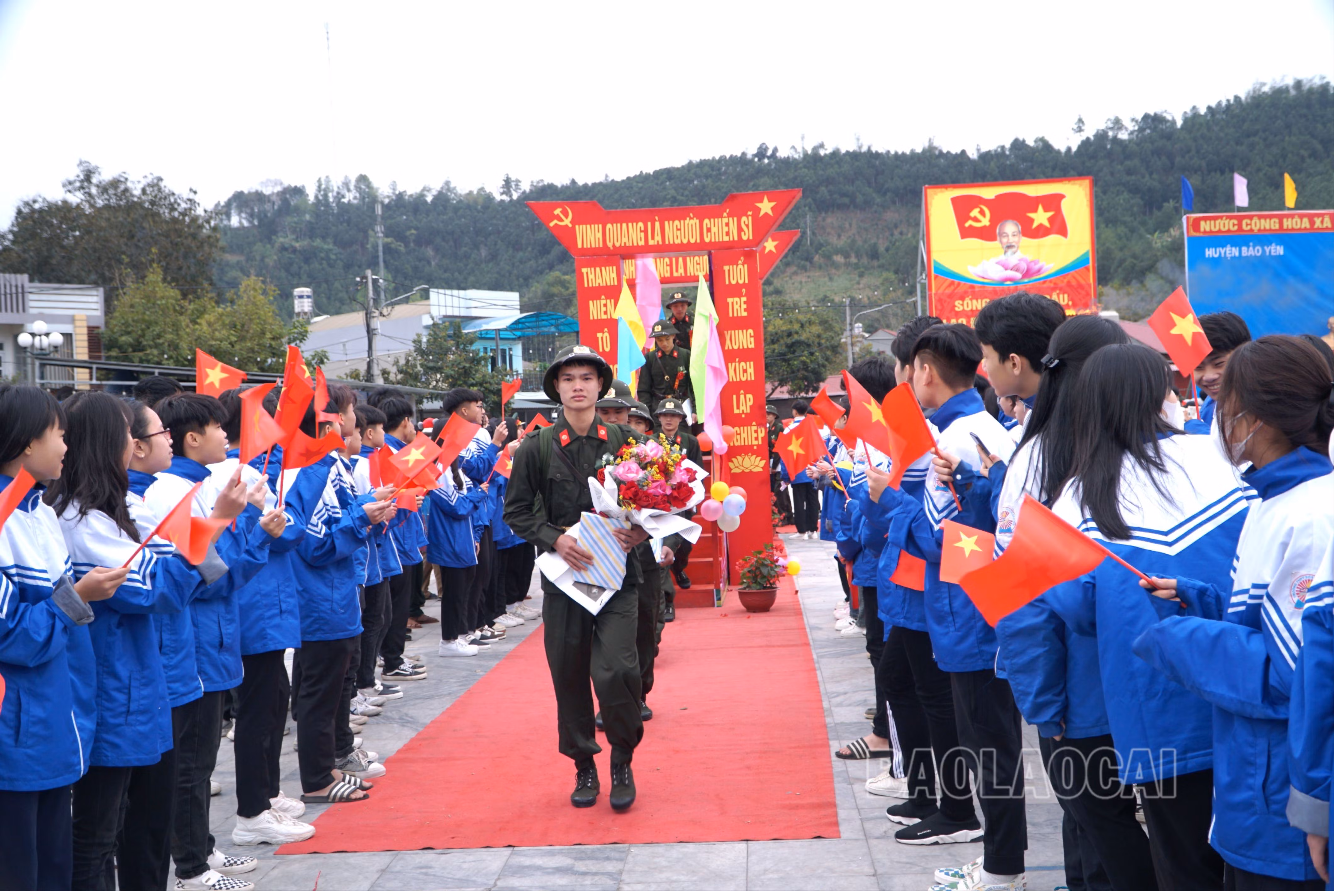 Bảo Yên rực rỡ cờ hoa tiễn các tân binh lên đường làm nhiệm vụ bảo vệ Tổ quốc.