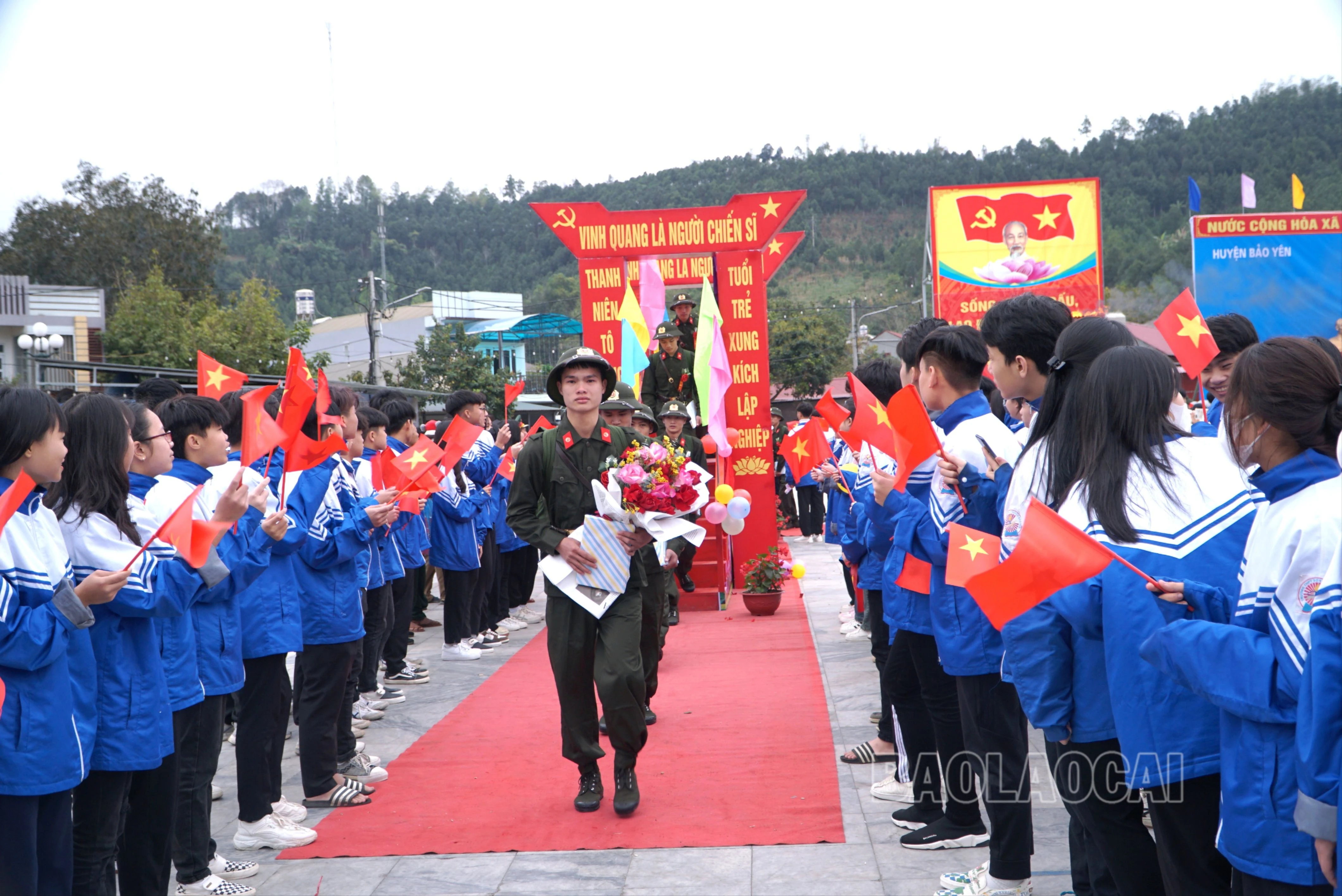 Bảo Yên rực rỡ cờ hoa tiễn các tân binh lên đường làm nhiệm vụ bảo vệ Tổ quốc.