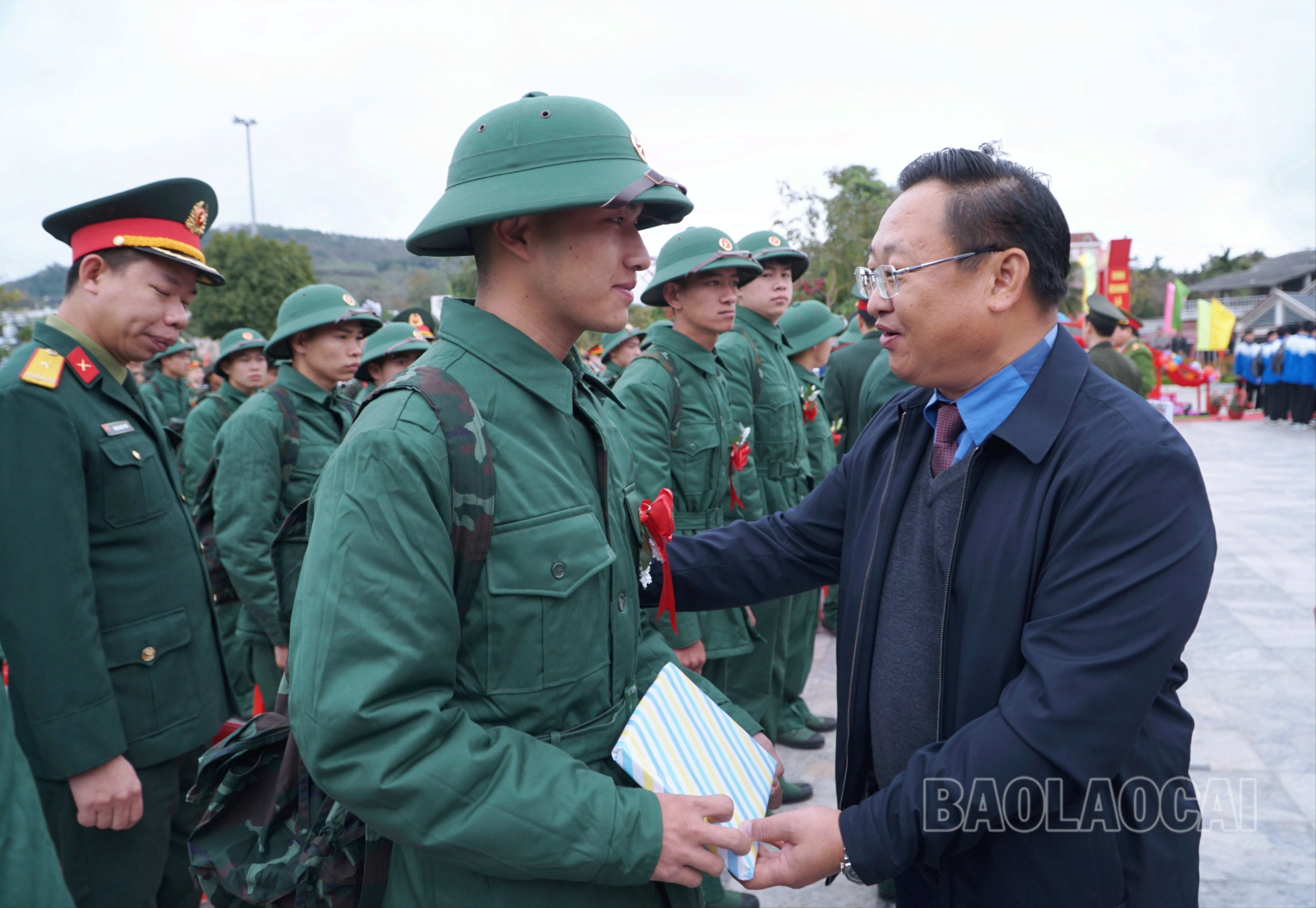 Đồng chí Giàng Seo Vần, Ủy viên Ban Thường vụ Tỉnh ủy, Chủ tịch Ủy ban MTTQ Việt Nam tỉnh cùng các đồng chí Thường trực Huyện ủy, HĐND, UBND, Ủy ban MTTQ Việt Nam huyện Bảo Yên tặng quà động viên các tân binh lên đường nhập ngũ.