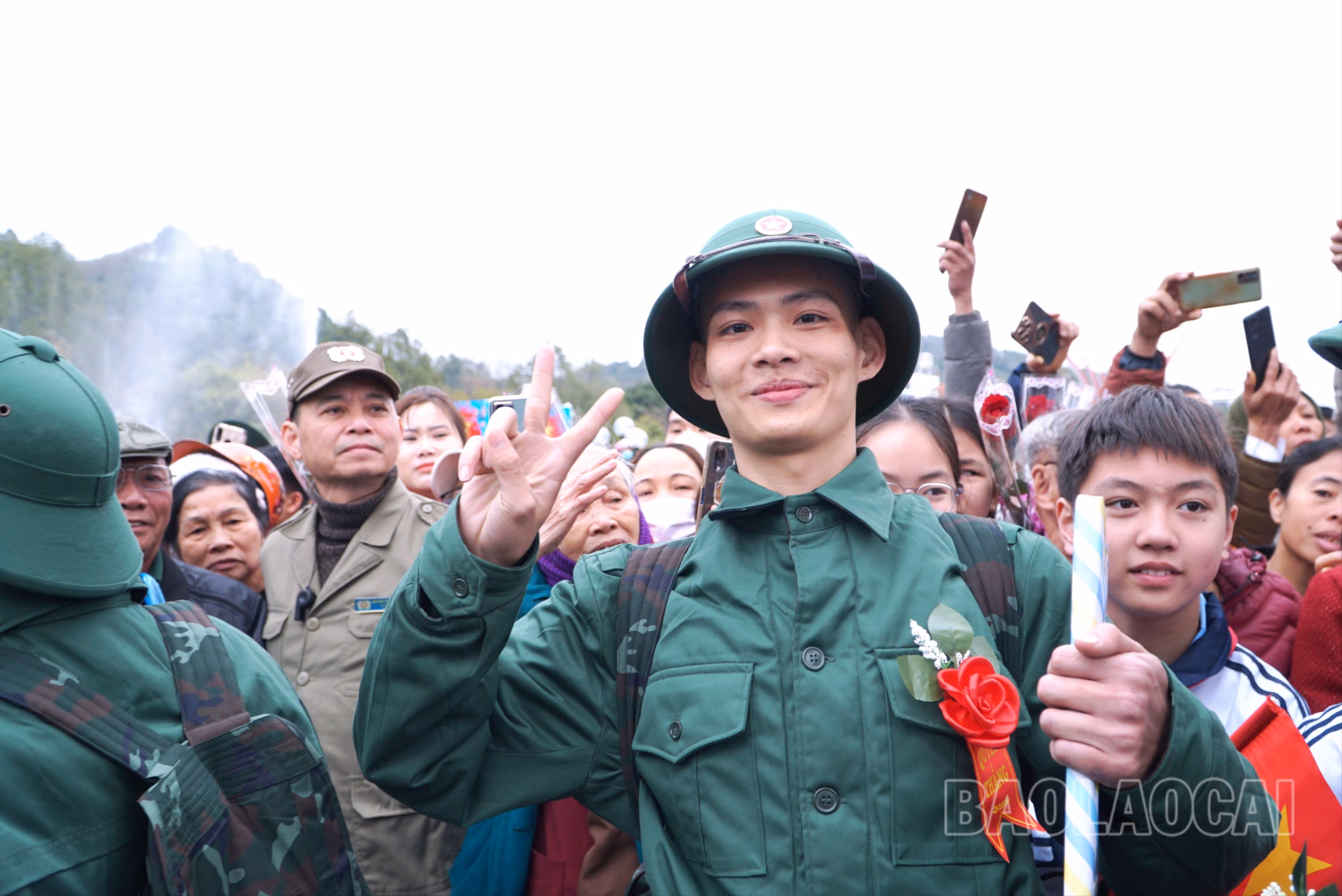 Nụ cười, niềm tự hào của các thanh niên ưu tú khi được góp sức trẻ cho sự nghiệp bảo vệ Tổ quốc.