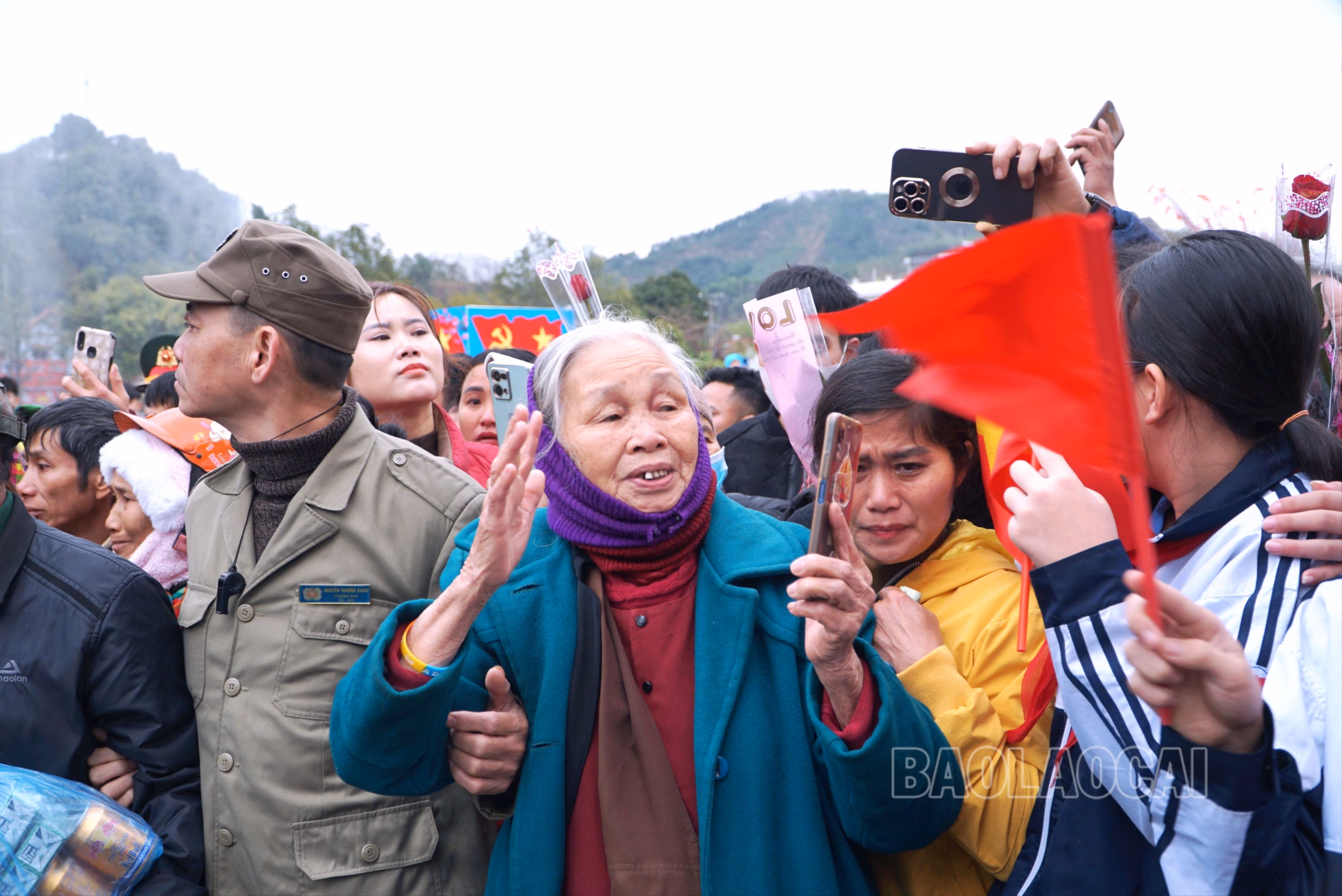  Đông đảo Nhân dân huyện Bảo Yên có mặt tại sân đền Phúc Khánh tạm biệt các tân binh.