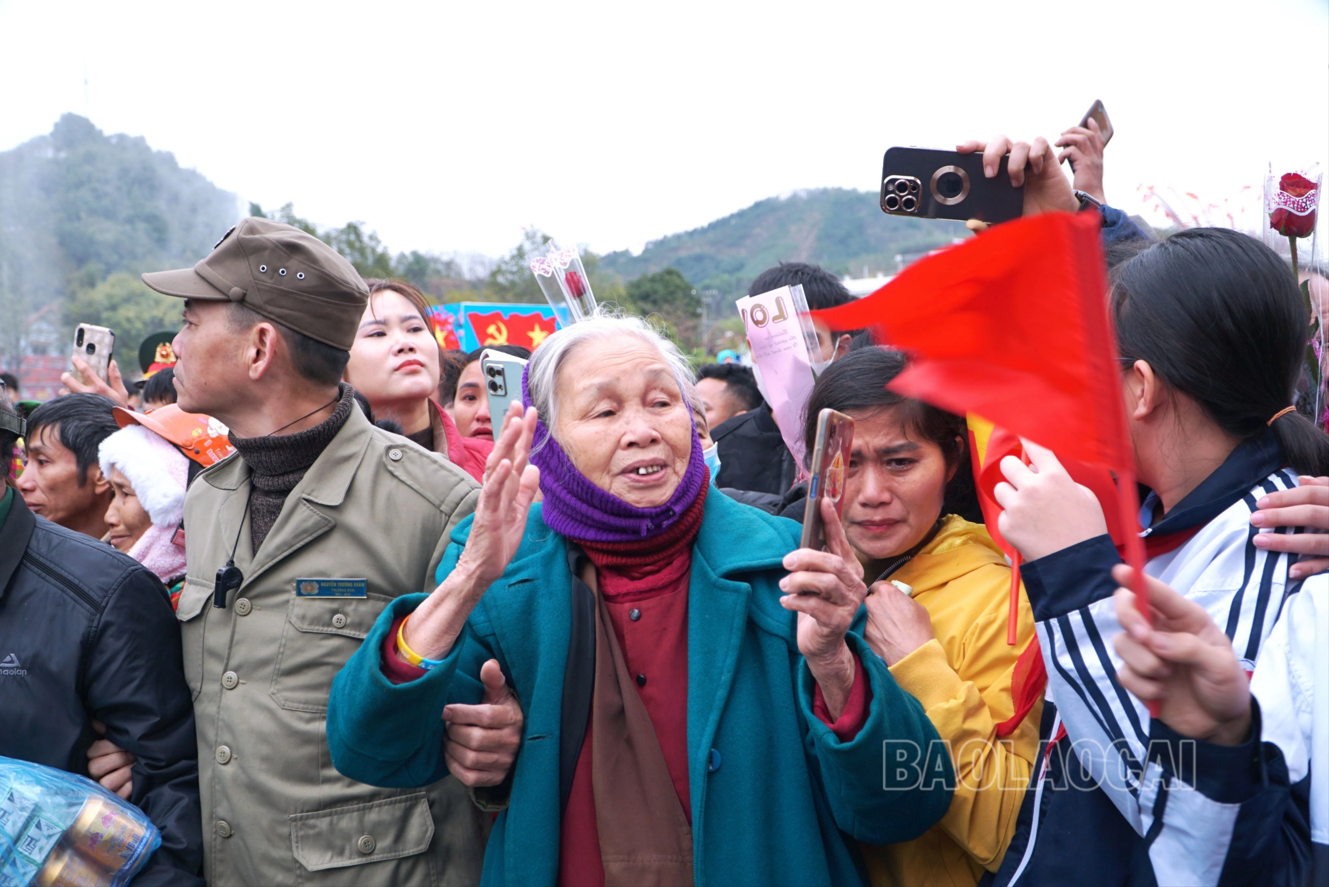  Đông đảo Nhân dân huyện Bảo Yên có mặt tại sân đền Phúc Khánh tạm biệt các tân binh.