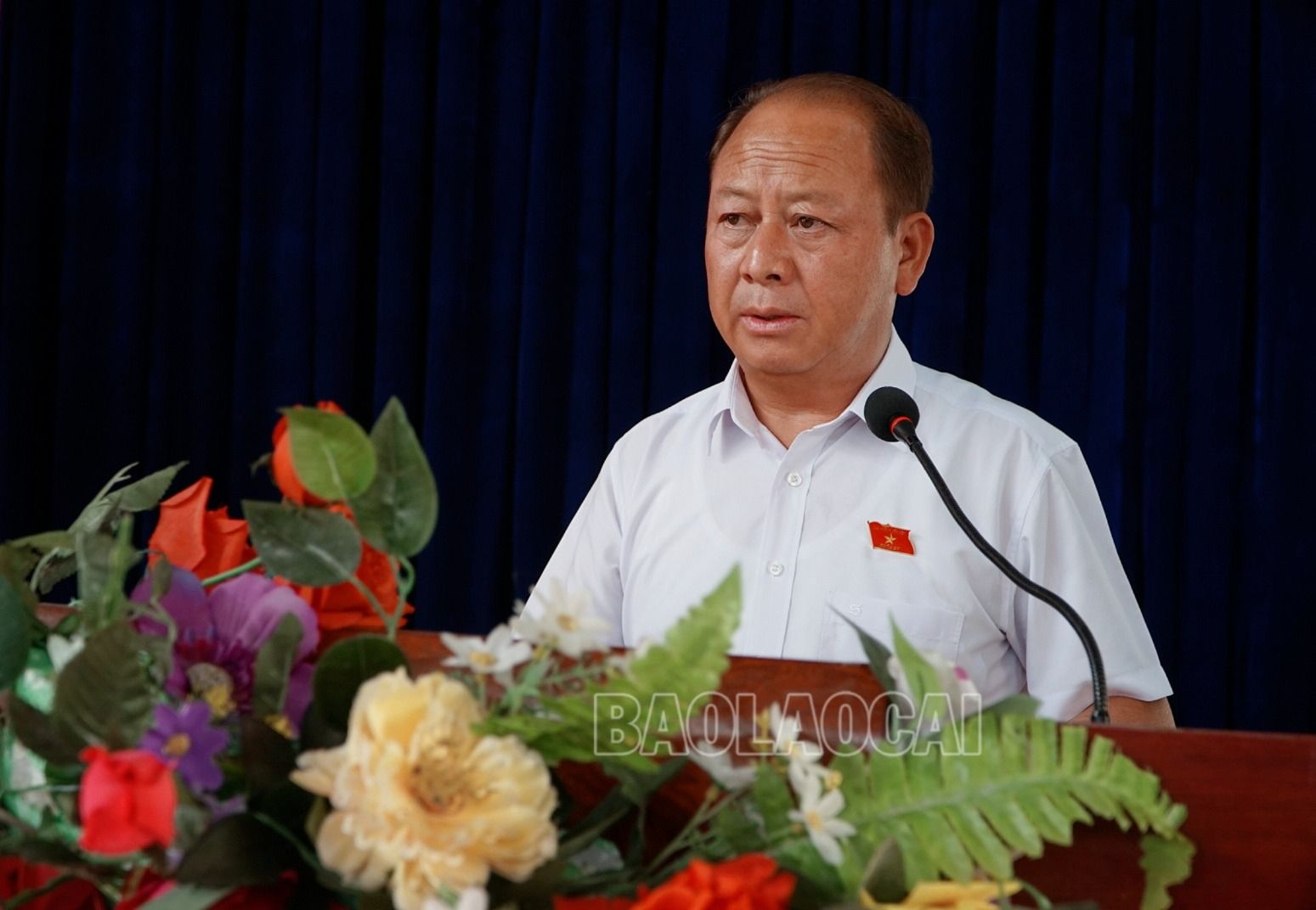 Đồng chí Sùng A Lềnh, Phó Trưởng Đoàn đại biểu Quốc hội tỉnh tiếp thu các ý kiến của cử tri. MTXX_MH20230424_161113122.jpg
