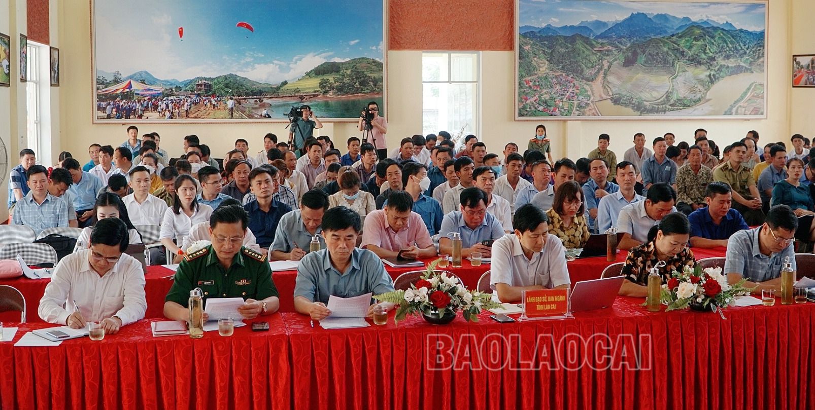 Các đại biểu dự hội nghị tiếp xúc cử tri. MTXX_MH20230424_154821568.jpg