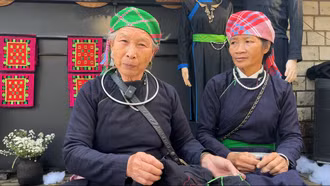 Khâu khuy và cúc áo - công đoạn cầu kỳ trên trang phục của người Tày