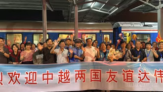 Đón đoàn khách đi chuyến tàu charter đầu tiên nhập cảnh qua Cửa khẩu Quốc tế Lào Cai 