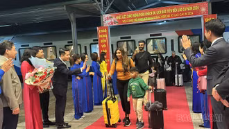 Lào Cai đón đoàn khách du lịch đầu tiên "xông đất"