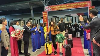 Lào Cai đón đoàn khách du lịch đầu tiên "xông đất"