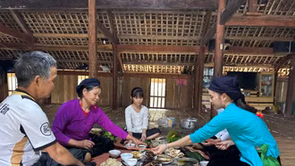 Thưởng thức mâm cơm Tày dưới mái nhà sàn