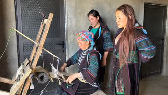 Người Mông Pa Cheo giữ nghề dệt truyền thống