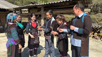 Cầu lông gà - trò chơi độc đáo của người Mông