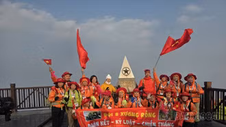 300 du khách xuyên đêm chinh phục đỉnh Fansipan