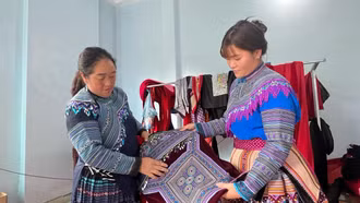 Phụ nữ Mông ứng dụng công nghệ vào thêu, may thổ cẩm