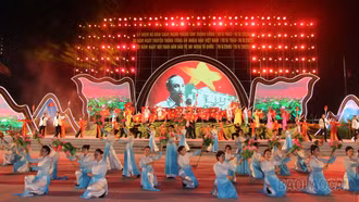 Hàng ngàn người dân đón xem Chương trình nghệ thuật đặc biệt “Bản hùng ca cách mạng”