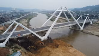 Cây cầu mang dáng hình Ngũ Chỉ Sơn giữa lòng thành phố 