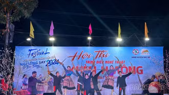 Lên Cao nguyên trắng xem trình diễn khèn Mông