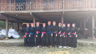 Phụ nữ Bản Liền gìn giữ nét đẹp trên trang phục truyền thống