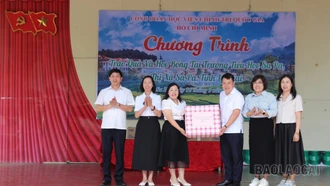 Công đoàn Học viện Chính trị quốc gia Hồ Chí Minh trao quà và học bổng cho học sinh có hoàn cảnh khó khăn tại Sa Pa