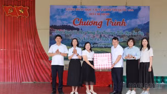 Công đoàn Học viện Chính trị quốc gia Hồ Chí Minh trao quà và học bổng cho học sinh có hoàn cảnh khó khăn tại Sa Pa