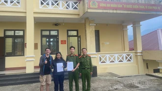 Công an xã Tả Van nhanh chóng tìm lại điện thoại cho du khách nước ngoài