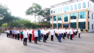 Cán bộ, công chức, viên chức xã Mậu A thực hiện nghi thức chào cờ đầu tuần tại sân trụ sở UBND xã, sáng 7/7/2025