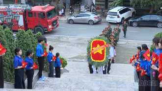 Hơn 300 đoàn viên, thanh niên thắp nến tri ân các anh hùng liệt sĩ 