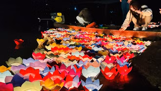 Lung linh lễ cầu an và thả đèn hoa đăng