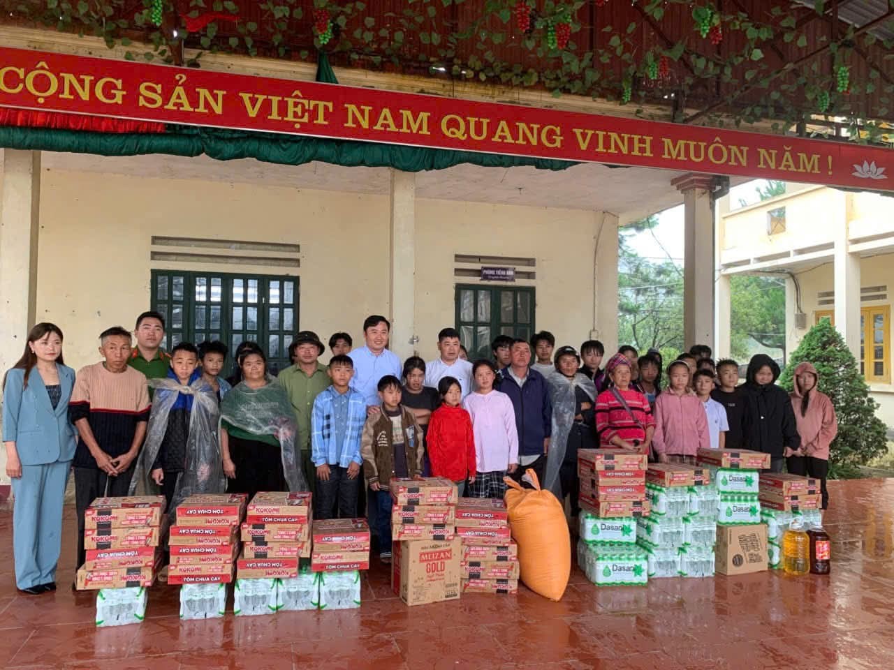 Các hộ dân được hỗ trợ nhu yếu phẩm sau khi tránh trú an toàn. fb-img-1753325701623.jpg