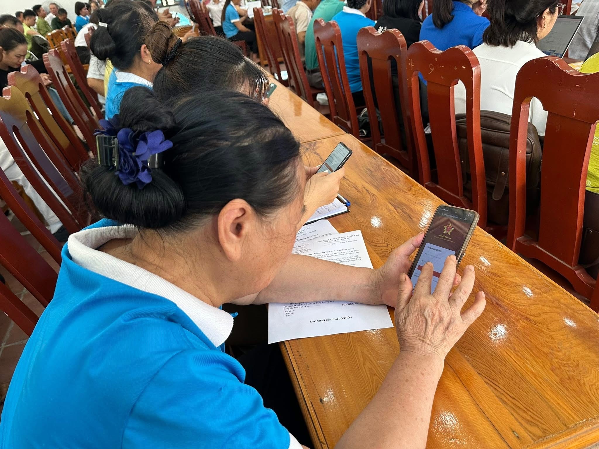 Các đại biểu được thực hành thao tác thực hiện dịch vụ công trực tuyến (ảnh T.A). img-2918.jpg