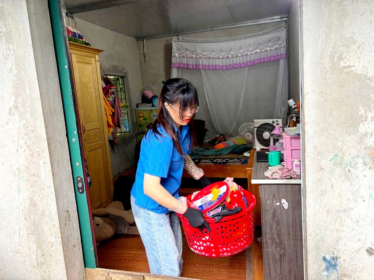 Tuổi trẻ phường Lào Cai dọn dẹp vệ sinh cho hộ gia đình có hoàn cảnh khó khăn. img-20250713-113855.jpg