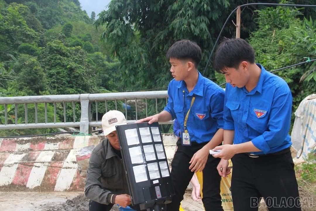 Bóng đèn năng lượng mặt trời chuẩn bị được lắp đặt. baolaocai-br_fb-img-1752742709715.jpg