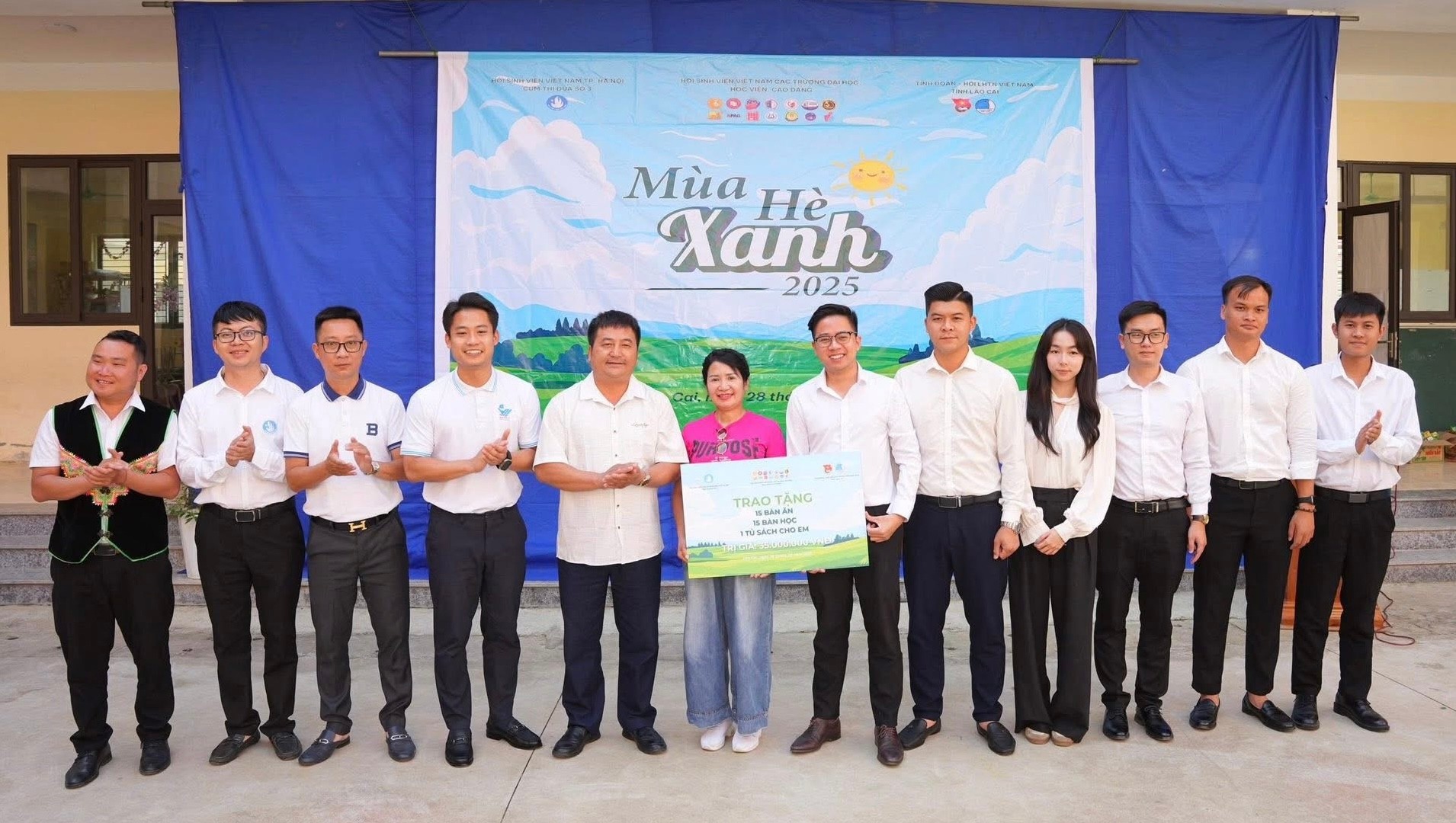 Remise de cadeaux significatifs à l'internat de l'école primaire et secondaire Phinh Ho pour les minorités ethniques. (Photo : TD) img-2932-1815.jpg