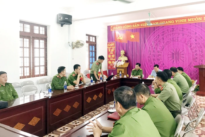 Công an xã Bản Lầu giao ban cùng Công an. huyện. Ảnh Ngọc Trâm.png