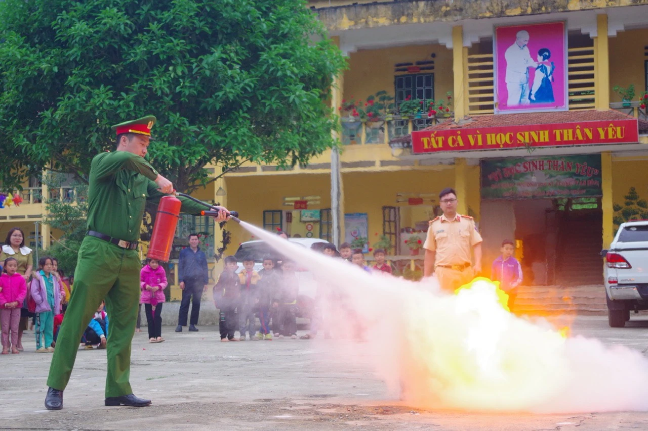 Hướng dẫn học sinh kỹ năng phòng cháy, chữa cháy..jpg