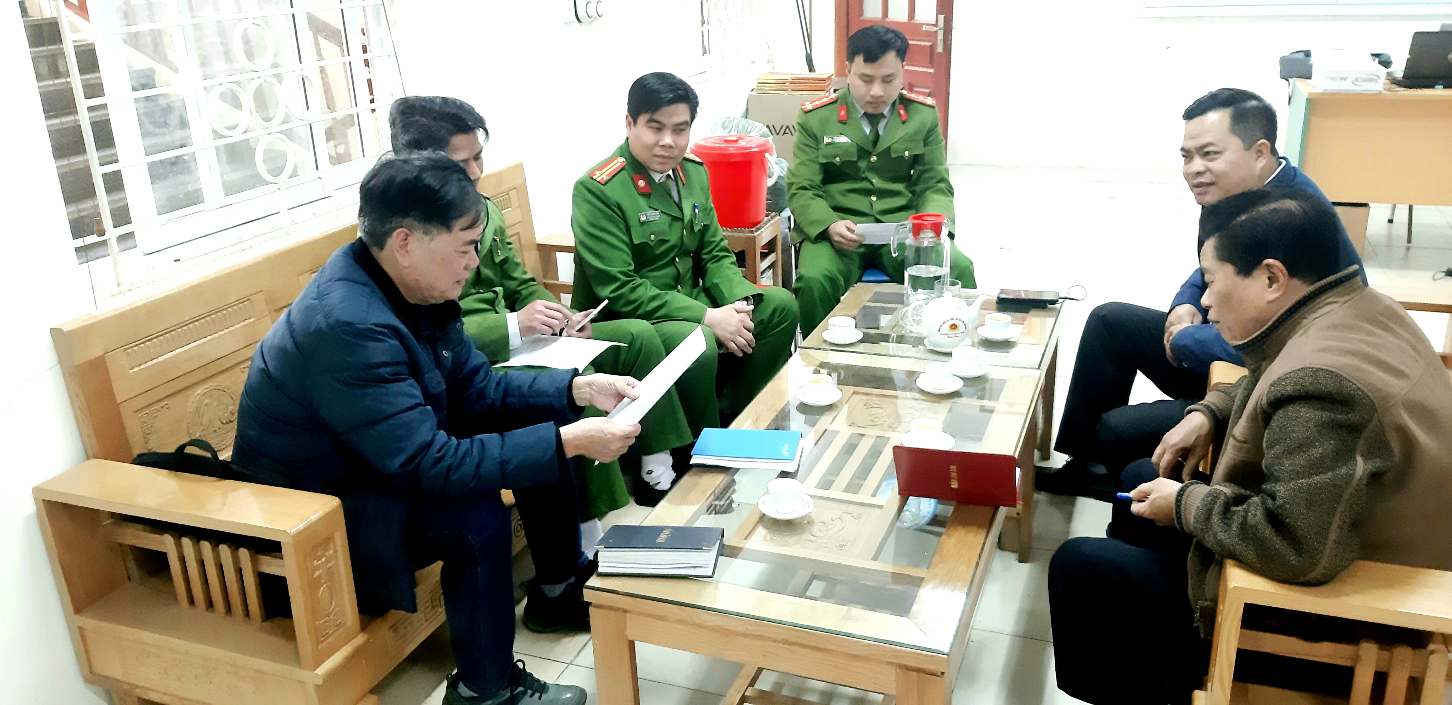 Các tác giả trò chuyện với cán bộ, chiến sĩ công an Mường Khương về tình hình an ninh, trật tự tại địa phương..jpg