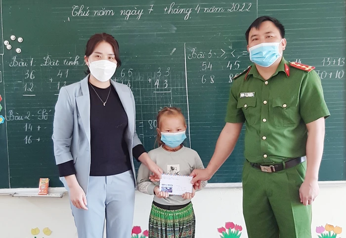 Trao quà cho trẻ có hoàn cảnh khó khăn. Ảnh Ngọc Trâm..png