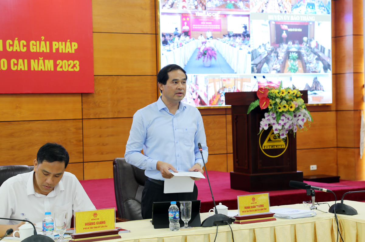 Đồng chí Trịnh Xuân Trường, Phó Bí thư Tỉnh ủy, Chủ tịch UBND tỉnh, Trưởng Ban chỉ đạo CCHC tỉnh phát biểu khai mạc hội nghị. B4.jpg