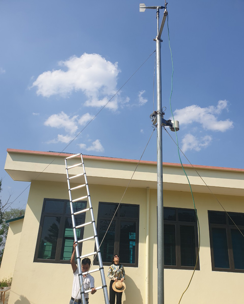 Một trạm quan trắc tổng hợp cung cấp thông tin dự báo, cảnh báo thời tiết được lắp đặt tại huyện Văn Bàn. Mua22.jpg