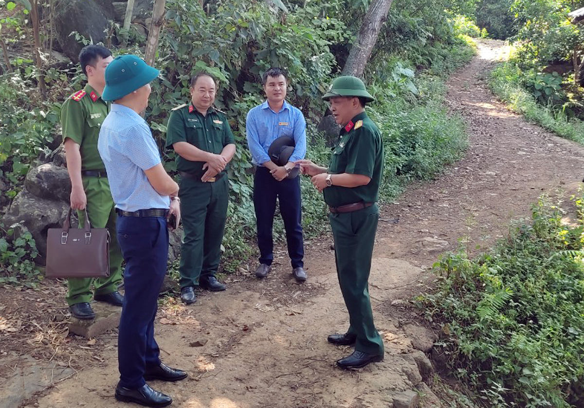 Đoàn công tác của Quân khu 2 trao đổi với lãnh đạo xã Hòa Mạc về phương án đảm bảo an toàn cho người dân. Sat 1.jpg