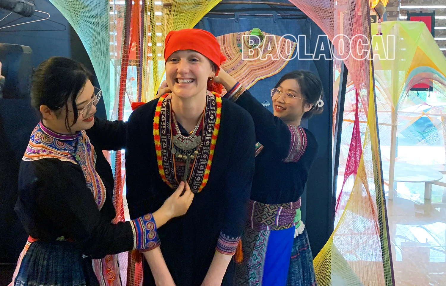 Nữ vận động viên Đội tuyển Australia thử trang phục của cô gái người dân tộc Dao Lào Cai. Ảnh: Nguyễn Mạnh Cường