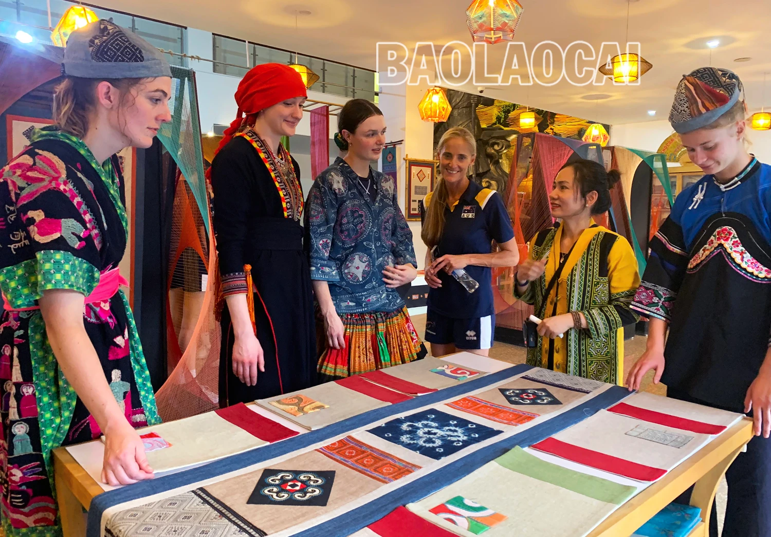 Tham quan khu trưng bày vải thổ cẩm của các dân tộc tỉnh Lào Cai. Ảnh: Nguyễn Mạnh Cường