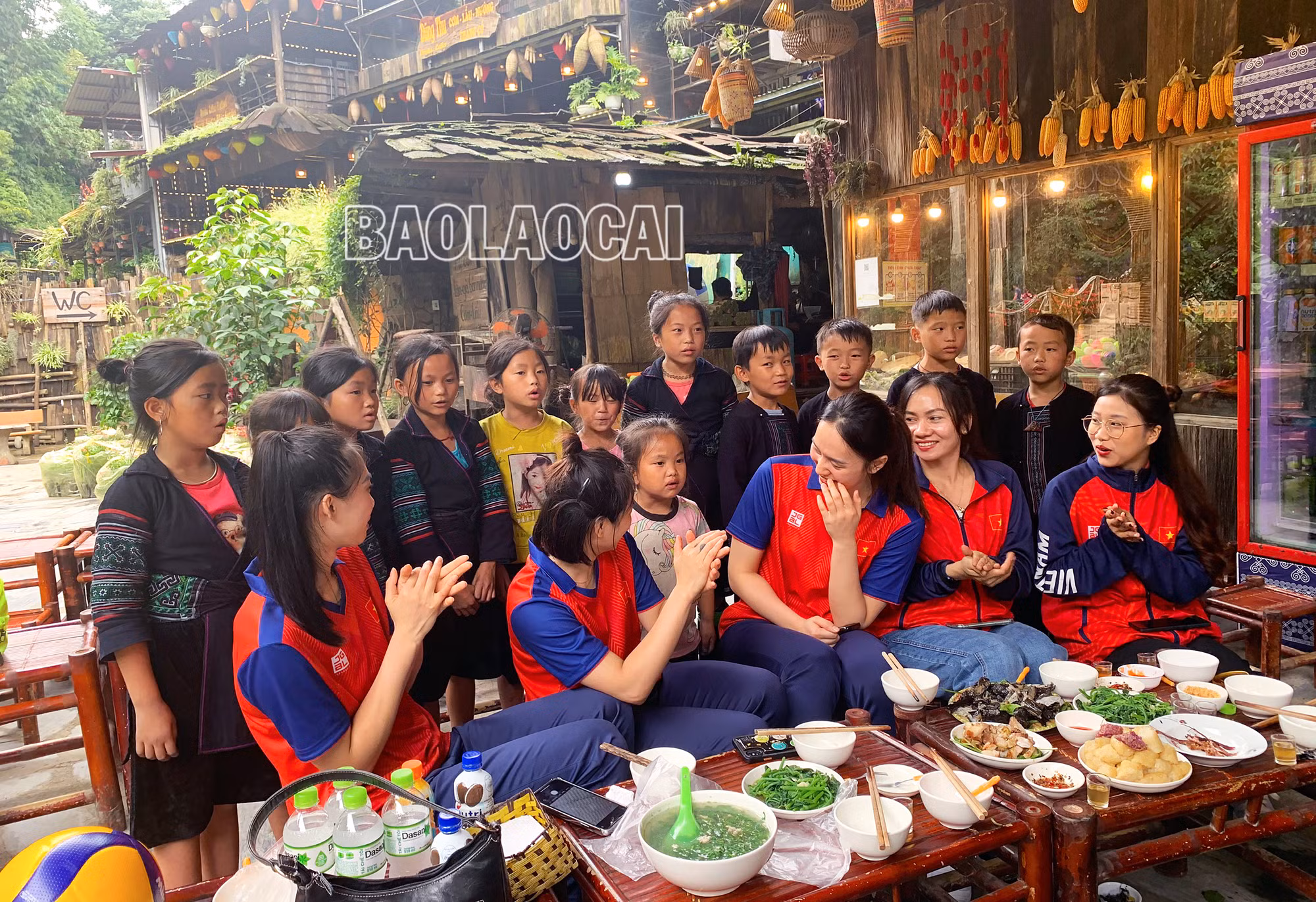 Các cô gái Đội tuyển Việt Nam 2 giao lưu với trẻ em bản Cát Cát (Sa Pa). Ảnh: Nguyễn Mạnh Cường