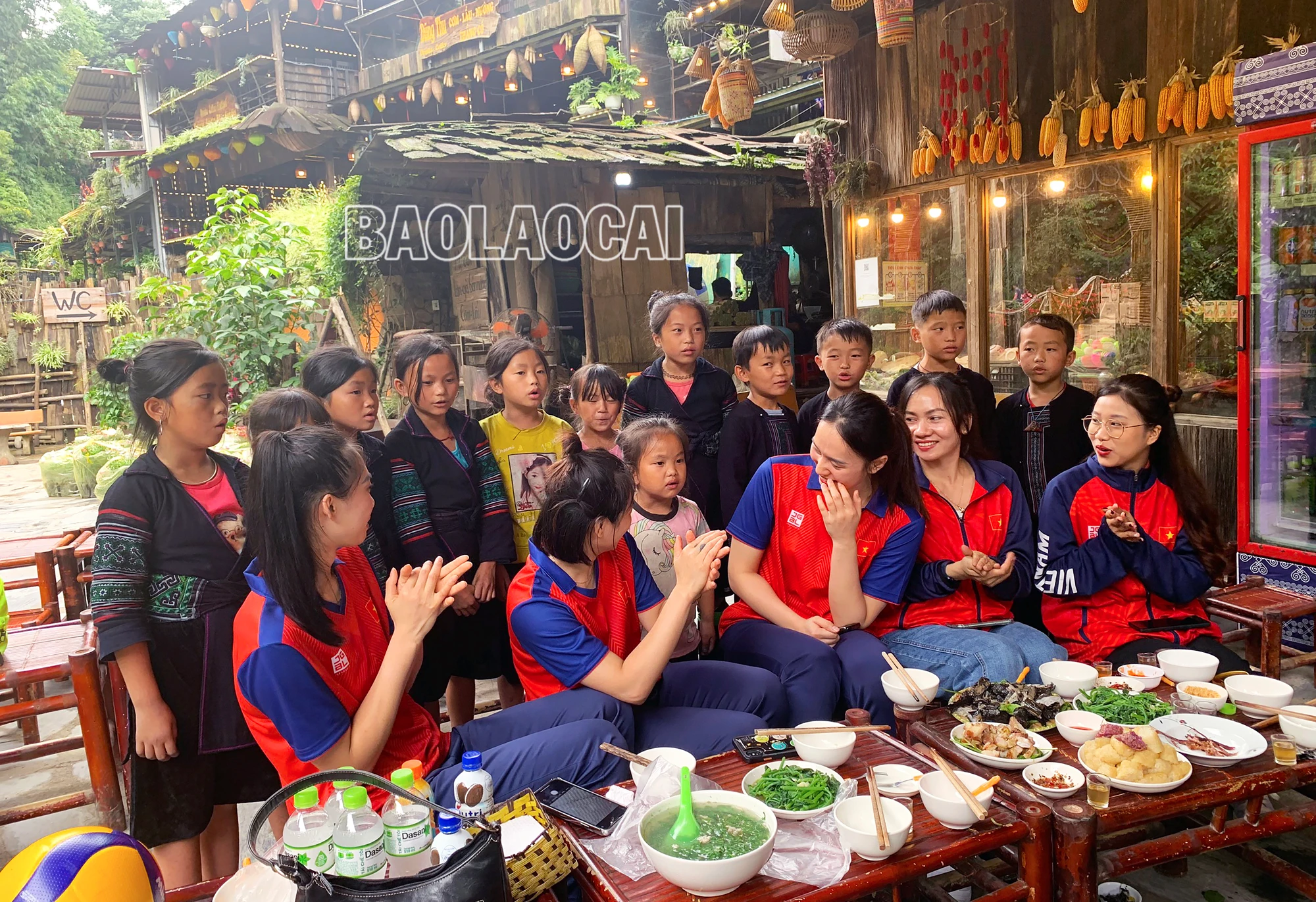 Các cô gái Đội tuyển Việt Nam 2 giao lưu với trẻ em bản Cát Cát (Sa Pa). Ảnh: Nguyễn Mạnh Cường